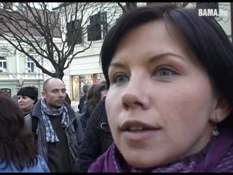 Tüntettek a közalkalmazottak Pécsen