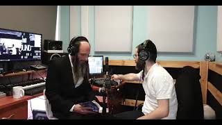 הרב מאור קריו ושי גז   סיפורים ומשלים   באמצע היום (הרב מאור קריו) - התמונה מוצגת ישירות מתוך אתר האינטרנט יוטיוב. זכויות היוצרים בתמונה שייכות ליוצרה. קישור קרדיט למקור התוכן נמצא בתוך דף הסרטון