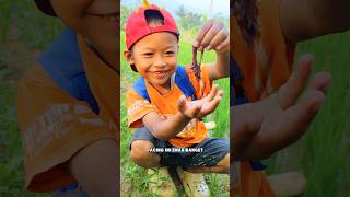 Download lagu Are worms actually delicious? 😱 mp3