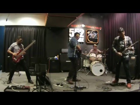 Daylight Descends - Saviour (Performing Live at The Guitar Store's 552 The Stage