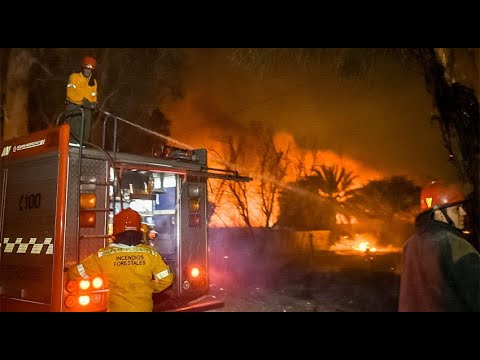 Incendio feroz azota el Parque Presidente Sarmiento en Zonda