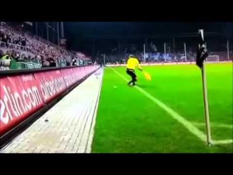 Bierbecher trifft Schiedsrichter Spielabbruch St.Pauli - Schalke04