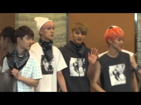 130620 EXO at KBS Lobby waving