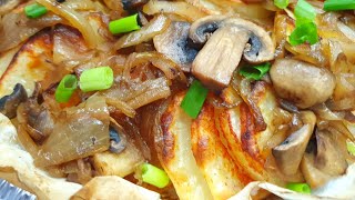 בקלי קלות- תפוחי אדמה פטריות ובצל לפסח (ליהי קרויץ - מטבח בקלי קלות) - התמונה מוצגת ישירות מתוך אתר האינטרנט יוטיוב. זכויות היוצרים בתמונה שייכות ליוצרה. קישור קרדיט למקור התוכן נמצא בתוך דף הסרטון