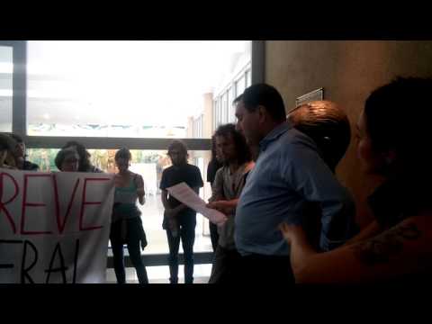 Reitor Cancellier (UFSC) lê nota contra o aumento do RU para terceirizadas(os)