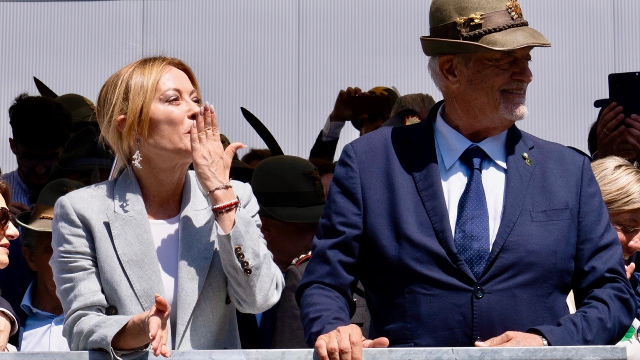 GIORGIA MELONI SFILA AL RADUNO DEGLI ALPINI A GEMONA: "AVEVO BISOGNO DI SANO ORGOGLIO NAZIONALE"