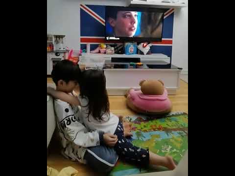 Anak Kecil Berciuman Ketika Melihat Tayangan Televisi Adegan Berciuman (Ya Ampun)