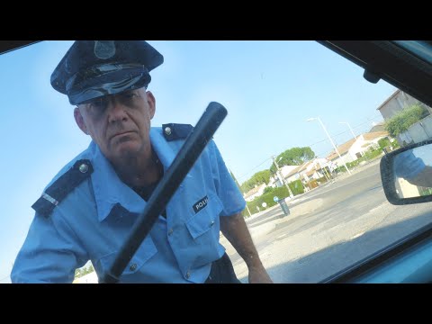 Video thumbnail for Fais fumer le policier