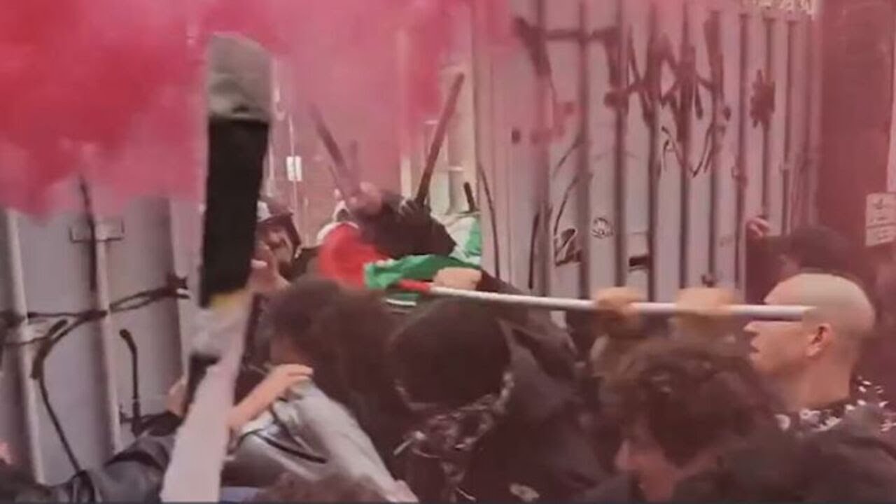 No Meloni day e Fridays for Future a Torino, tensione con le Forze dell'ordine