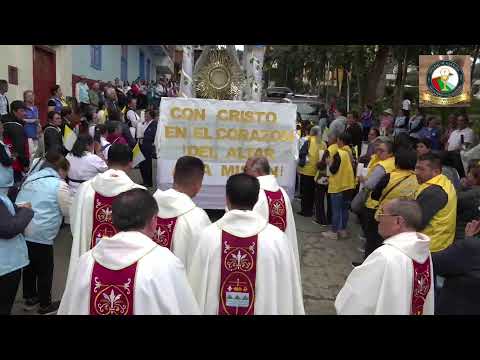 PROCESION CON EL SANTISIMO HACIA LA CATEDRAL EN GARAGOA BOYACA