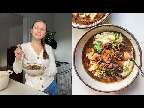 Mushroom Bourguignon (vegan) // a deeply savory red wine stew recipe for fall and winter comfort