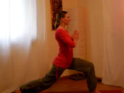Vira Bhadrasana - Yoga Heldenstellung auf den Zehenspitzen