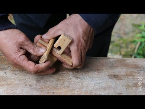 农村老爷爷好厉害，纯手工做了一把简易木制鲁班锁，这手艺真棒