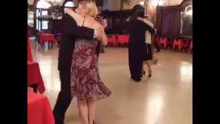 Isabella Szymonowicz y Claudio Strang bailan tango en....Confitería Ideal Buenos Aires..