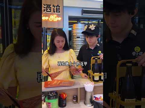 老板娘拦住再来一箱酒的客人，得知真相后，全场沉默了……😭 #全网最卑微老板娘#搞笑#意想不到的结局 #搞笑 #麻辣烫 #funny
