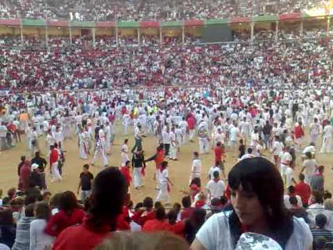 Guy jumping over a bull during Pamplona 2009