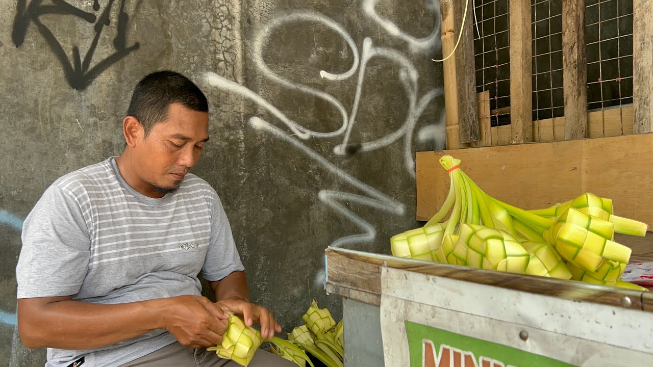 Sambut Lebaran Ketupat, Penjual Ketupat Mulai Tampak di Pasar Basah Trenggalek