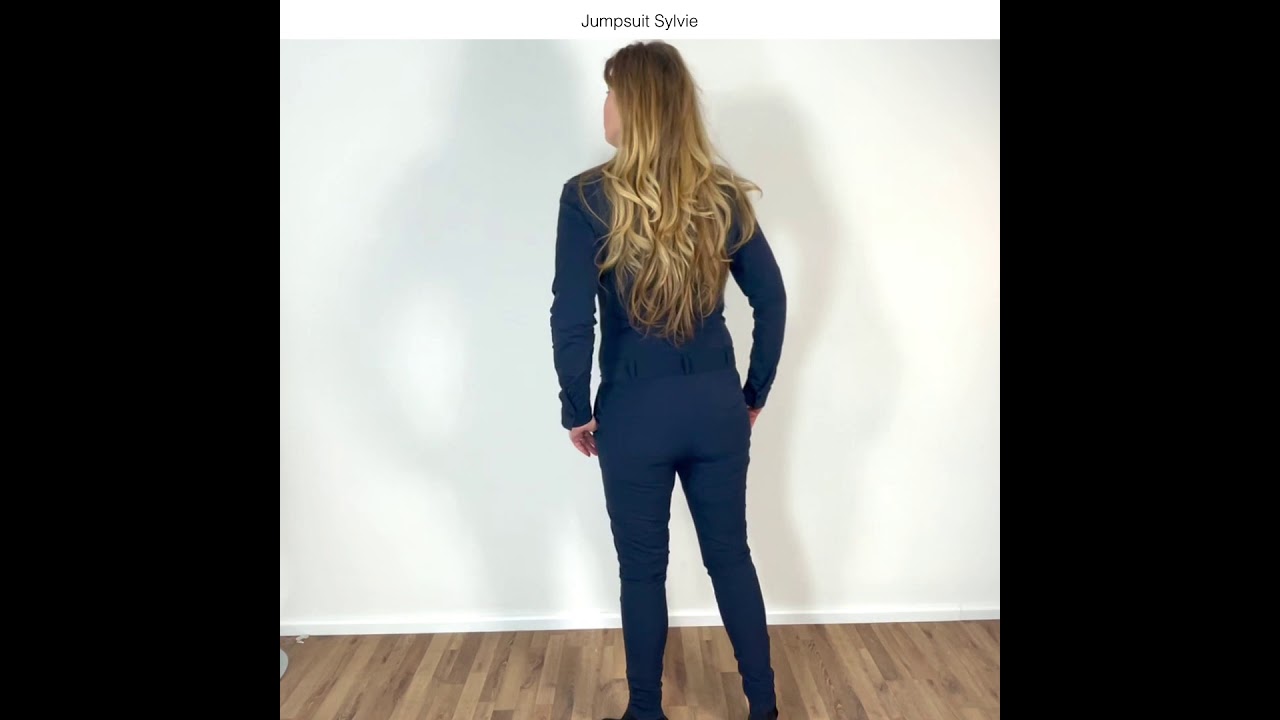 Jumpsuit Sylvie is een 1-delig pak van dikke travelstof, strakkere pasvorm en voor lange vrouwen