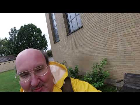 MongoTV_3630 - DEL 1 - SIDDER PÅ EN BÆNK ALENE FREDAG AFTEN I REGNVEJ OG SPISER SKUMBANAN IS