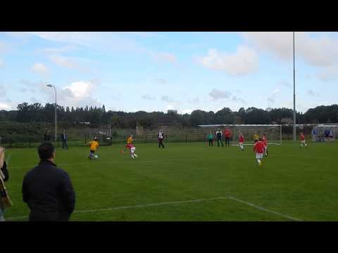 Aurora werkt de bal weg.