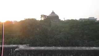 preview picture of video 'Panorama from Mehrauli Archaeological Park in New Delhi'