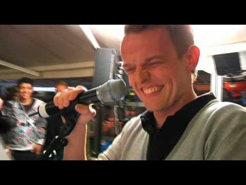 Tom De Cock doet een poging tot cover.