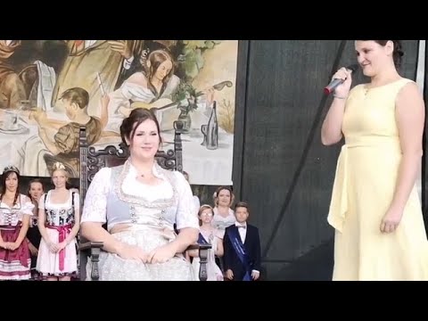 Eine Tänzerin wird zur Zeitzer Weinprinzessin gekrönt