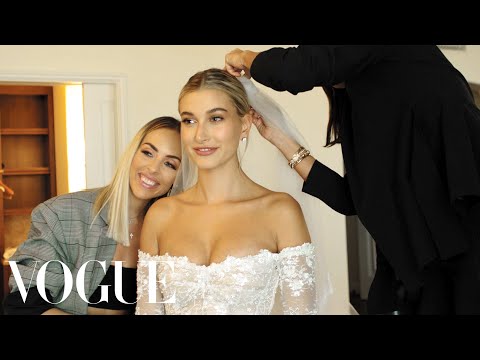 ハイリー・ビーバーのウェディングドレスのフィッティングの中で｜Vogue (Inside Hailey Bieber’s Wedding Dress Fitting | Vogue)