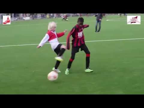 Voetbalwedstrijd tussen DRC E4 en Geuzenm'meer E3 op 28.11.2015
