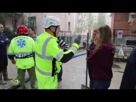 Alluvione, il giorno dopo... volontari al lavoro in via Varese
