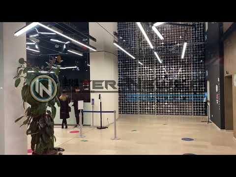 Martin Satriano con l'agente Nick Maytum nella Sede dell'Inter