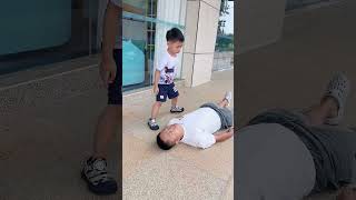 假装晕倒试试儿子的反应，结果万万没想到#爸爸带娃#家有萌宝