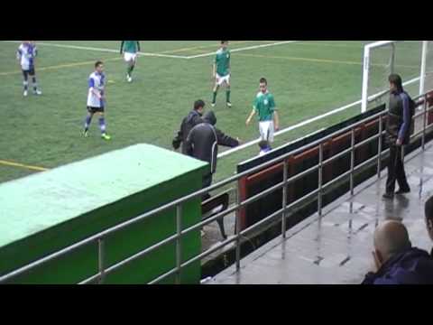 Empujon a Oli sacandolo del campo