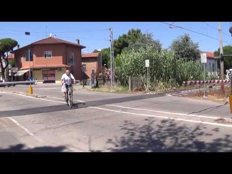 Passaggio a livello con semibarriere di via Martiri Fantini in HD - Cervia (RA) / Level Crossing