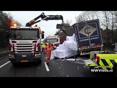 Berging vrachtwagen ongeval A28 bij Nunspeet.