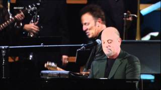 Billy Joel &amp;  Bruce Springsteen - Born To Run (live 2009) HD 0815007
