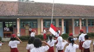 Download lagu Siang Pelataran SD Sebuah Kampung mp3