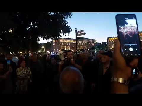 Սև և սպիտակ խաղացնելով չպետք է տուժի եռագույնը