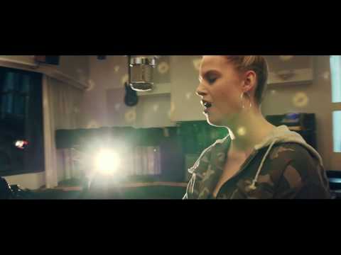 SerGIO Fertitta Feat. Larissa Evans / Wrecking Ball / Miley Cyrus Cover
