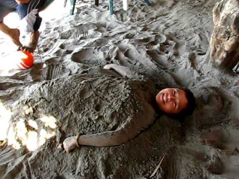 playa el espino en usulutan,ni~o enterrado vivo en la arena jajajaj
