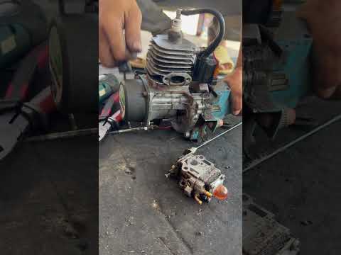 Check the engine compression of the brush cutter after replacing the piston.