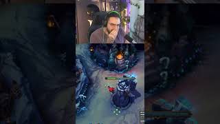 Il joue à la manette sur League of Legends ?!