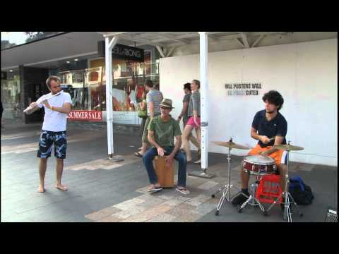 I Vitelloni busking in Manly Corso  - 'Sunshine of your Love'