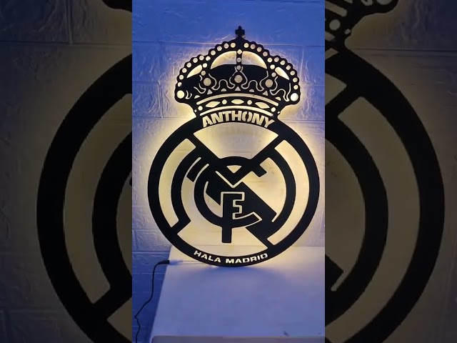 Vídeo relacionado con Real Madrid C.F. - Sticker Limpiador de Pantalla - Ideal para Dispositivos Electrónicos - Diseño del Escudo - No Daña el Revestimiento - Pegatina Reutilizable
