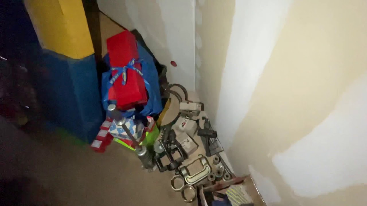 Större parti med reservdelar till fordon, både nytt och begagnat, bl.a vindrutetorkarblad, filter m.m.