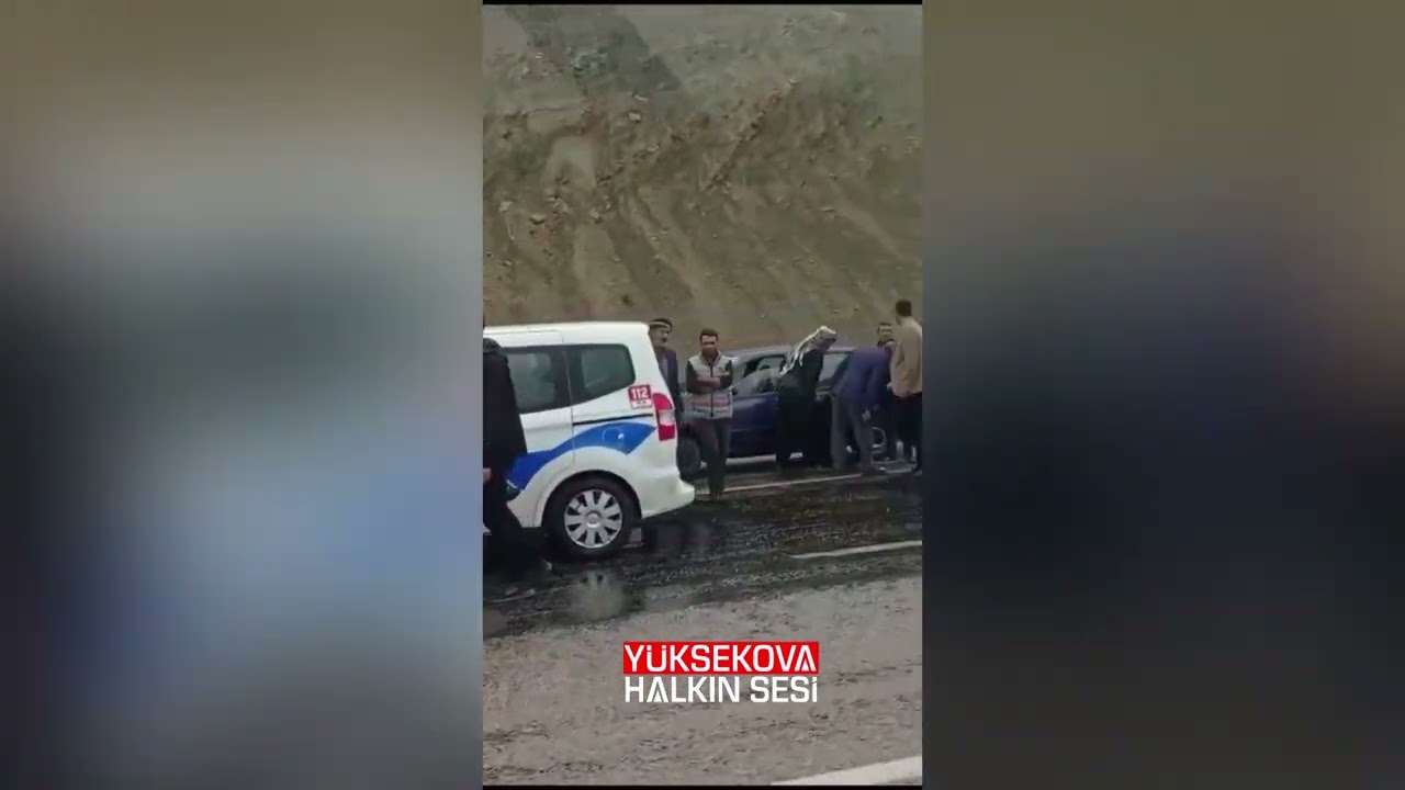 Yüksekova-Van yolunda minibüs yan yattı: 3 Yaralı