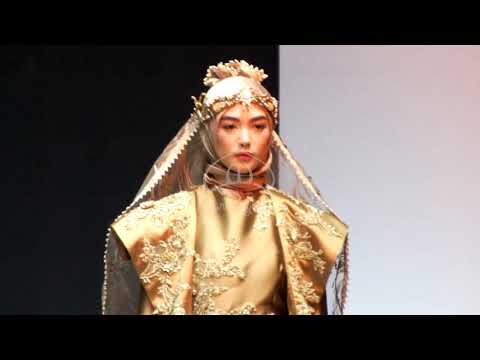 GAUN GLAMOUR DAN MEMPESONA KARYA DESIGNER SANTI NUGRAHA