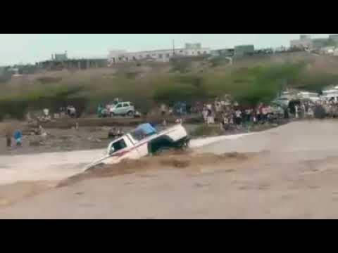 شاهد الفيديو كامل لطقم عسكري يجرفة السيل في سيلة بلة العند اثر تدفق السيول من امطار اليوم 2019