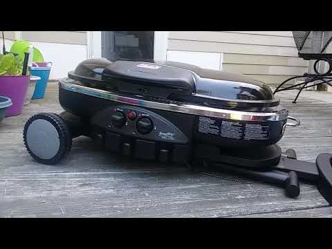Open and close Coleman road trip grill.