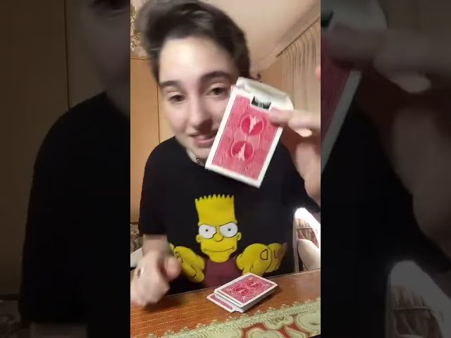 Vídeo relacionado con Divertido mago: elige una carta, cualquier carta, truco de magia Camiseta